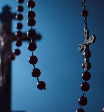 Zbliżenie czerwonego różańca na niebieskim tle
