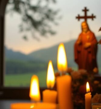 Obraz przedstawiający Chrystusa obok krzyża w tle, na pierwszym planie zapalone świece