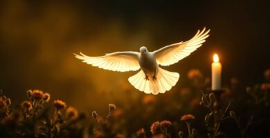Obraz białego gołębia lecącego bardzo nisko nad kwiatami na polu o zmierzchu, prawie w ciemności, ze świecą obok oświetlającą scenę.