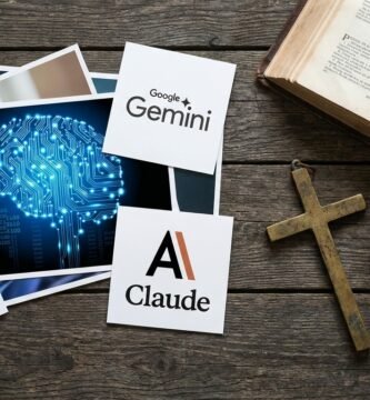 Zbliżenie biurka z obrazem symbolizującym sztuczną inteligencję, obok logo sztucznej inteligencji znanej jako Gamini lub Claude, a po drugiej stronie biurka Biblia obok starego krzyża