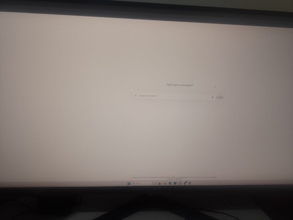 Obraz małpy z czatem na ekranie