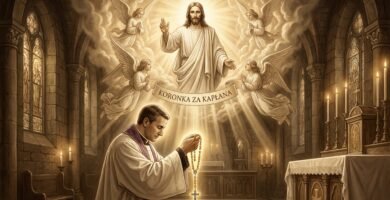 Obraz przedstawiający klęczącego i modlącego się księdza z różańcem w dłoniach, w tle obraz Chrystusa w niebie w otoczeniu aniołów