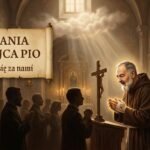 Obraz przedstawiający Ojca Pio z grupą wiernych modlących się w kościele