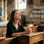 Zdjęcie przedstawia kobietę modlącą się w kościele i patrzącą w niebo. W tle modlą się inni ludzie. Obok niej widnieje tytuł artykułu.