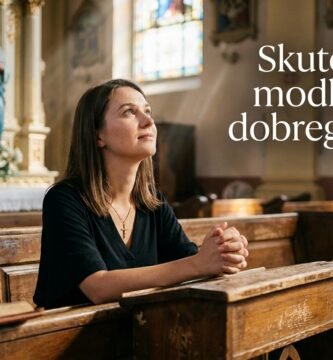 Zdjęcie przedstawia kobietę modlącą się w kościele i patrzącą w niebo. W tle modlą się inni ludzie. Obok niej widnieje tytuł artykułu.