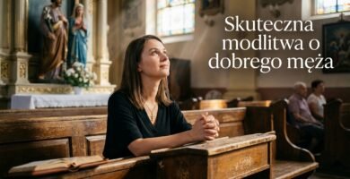 Zdjęcie przedstawia kobietę modlącą się w kościele i patrzącą w niebo. W tle modlą się inni ludzie. Obok niej widnieje tytuł artykułu.