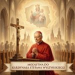 Obraz przedstawiający kardynała modlącego się w kościele, w tle wierni modlący się obok wizerunku Chrystusa na krzyżu i obrazu Matki Boskiej z Jezusem w centrum