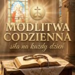 Wnętrze kościoła z widokiem na stół z otwartą Biblią i różańcem; w tle okno z wizerunkiem papieża