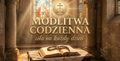Wnętrze kościoła z widokiem na stół z otwartą Biblią i różańcem; w tle okno z wizerunkiem papieża
